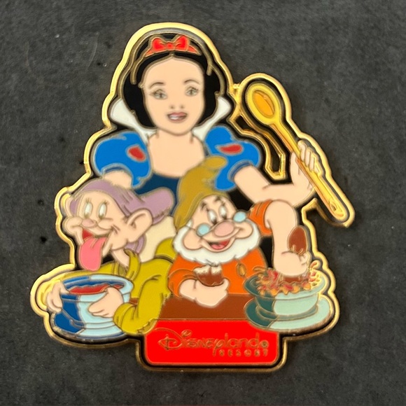 Disney DLR Disneyland Snow White Doc Dopey AP Passholder Dining Series #2 Pin LE - Picture 1 of 3